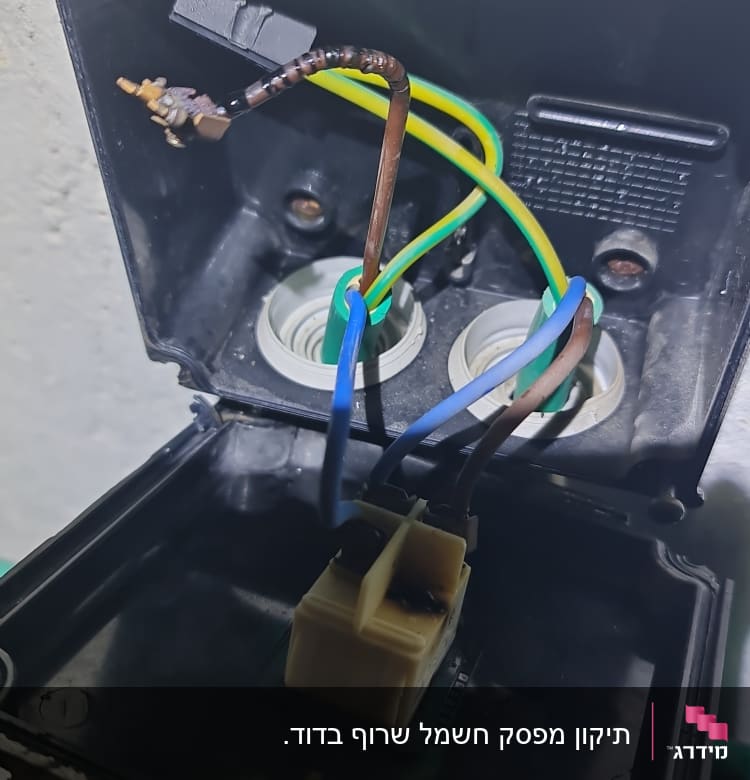 חוטי חשמל צבעוניים מחוברים לקופסת חיבורים